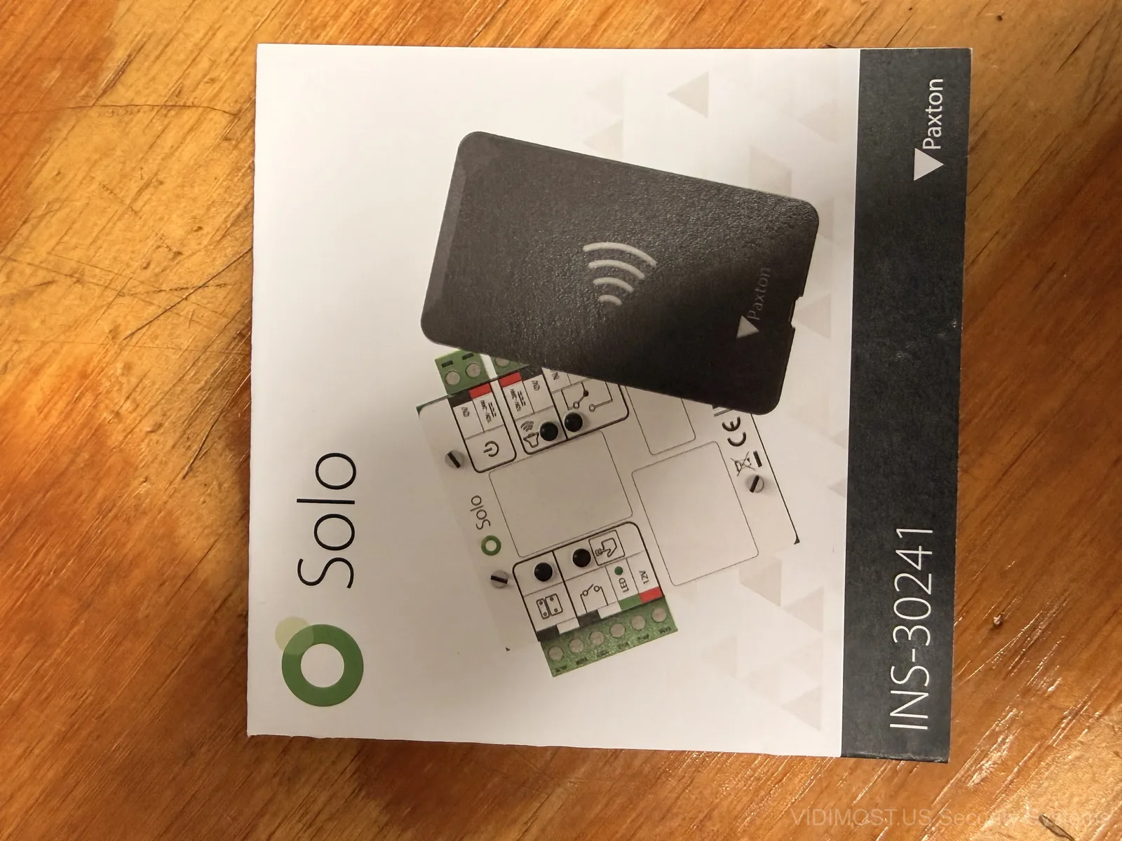 Paxton Solo unboxing kit with controller and NFC tag on quickstart guide